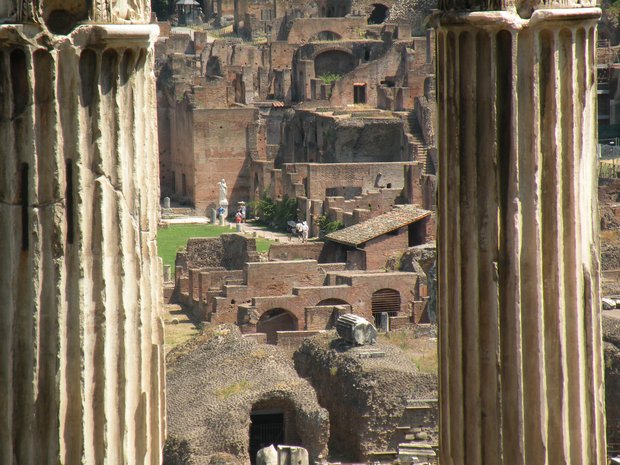  vestiges en brique entre deux colonnes de Temple